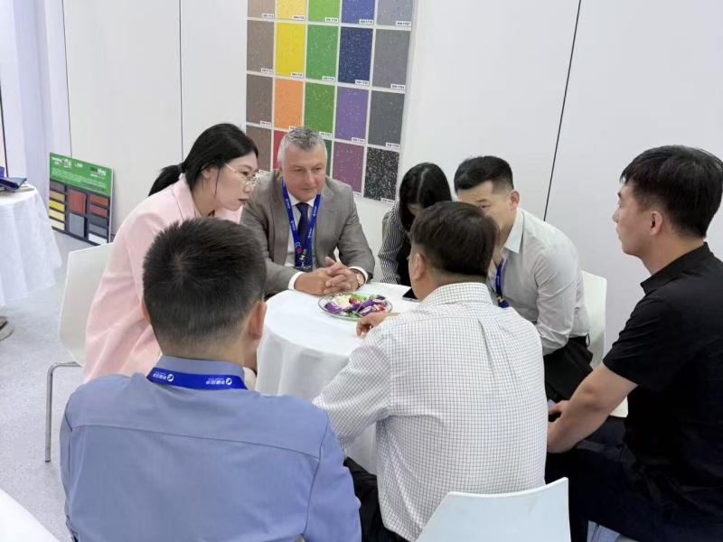 双展闪耀！大巨龙地胶领衔亮相双盛会 大巨龙 pvc 地胶赋能多元场景新升级