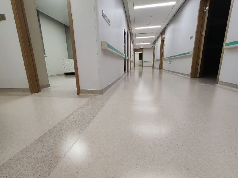 PVC地板厂家怎么选？5个硬指标判断医用级品质（附检测报告）