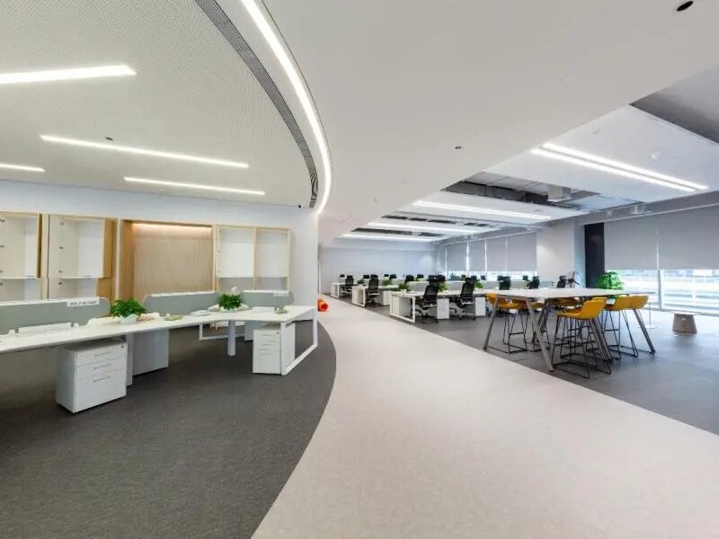 5000 + 项目背书！塑胶地板厂家大巨龙，成为医疗 / 教育 / 工业首选供应商