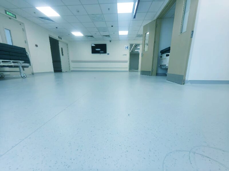 塑胶地板厂家技术揭秘：大巨龙二次压延工艺，地板耐磨抗造超10年