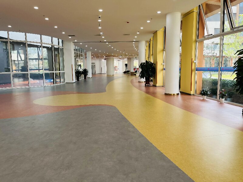 PVC同质透心地板与复合pvc地板产品对比分析