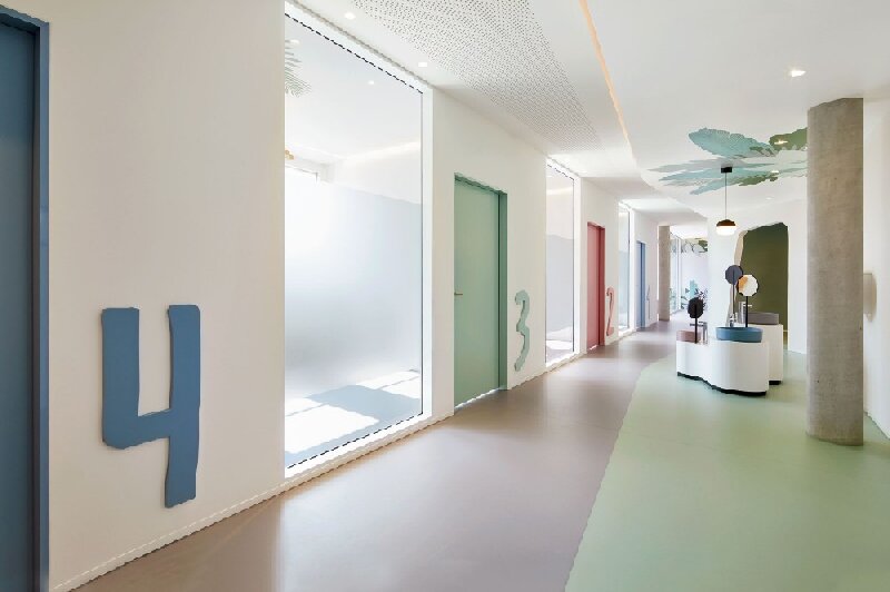 School classroom with Dajulong Gelia homogeneous flooring, indentation resistant and easy to clean, suitable for student activity areas.