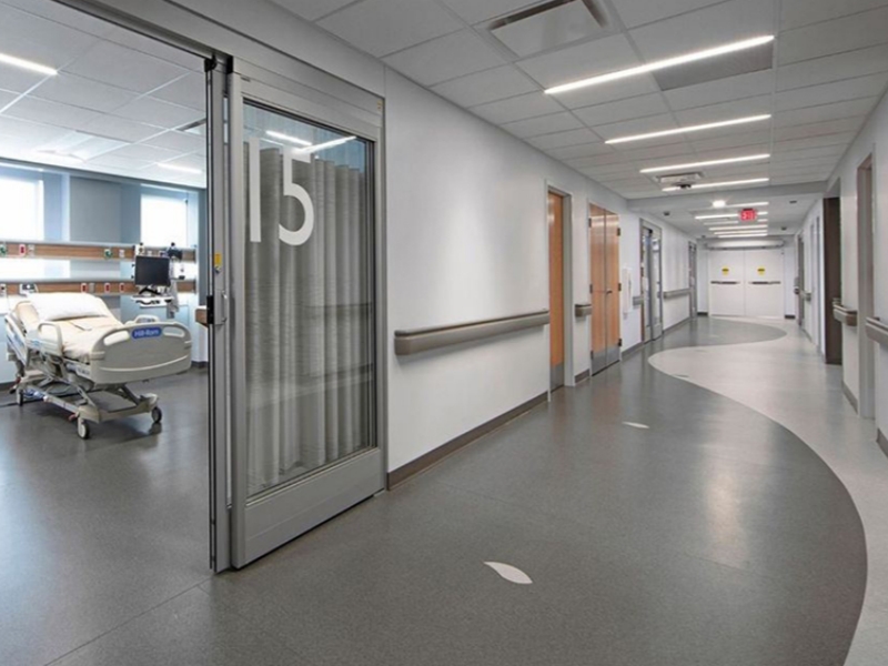Dajulong Gelia homogeneous flooring installed in a hospital ward, anti-bacterial and easy-to-clean, providing a safe and hygienic recovery environment for patients.