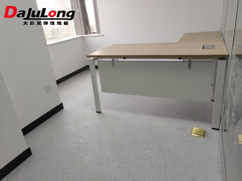 Homogeneous permeable flooring
