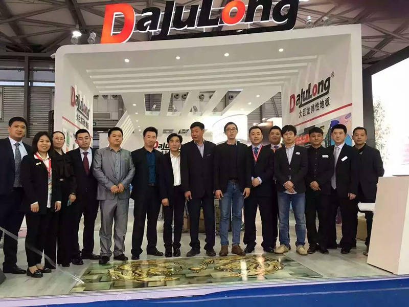 巨龙领导合影